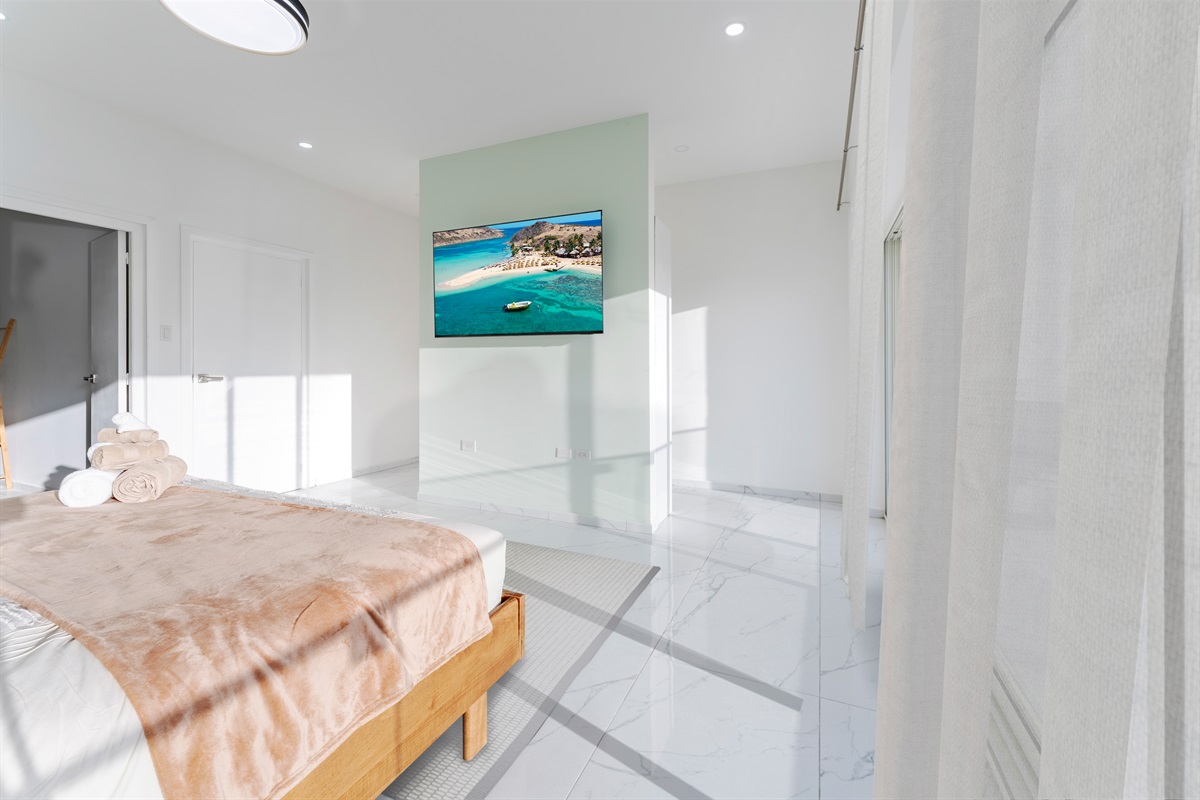 Relaxing Suite with King Bed, TV & Direct Balcony Access