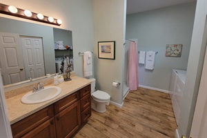 Large Primary Ensuite Bathroom