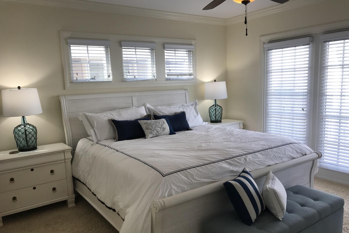 Master BR w/ King bed, attached full bath, TV, ceiling fan, private balcony 