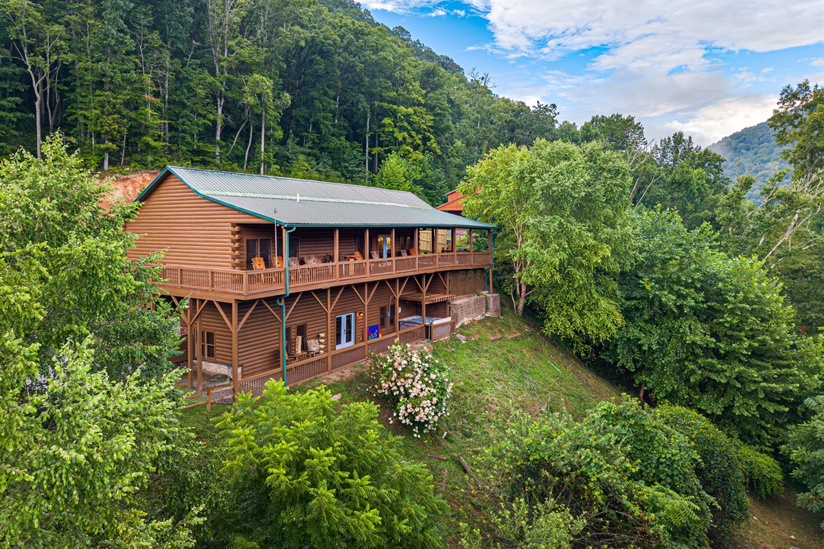 Expansive Mountain Retreat: Plenty of room for your group to relax and enjoy the stunning scenery.