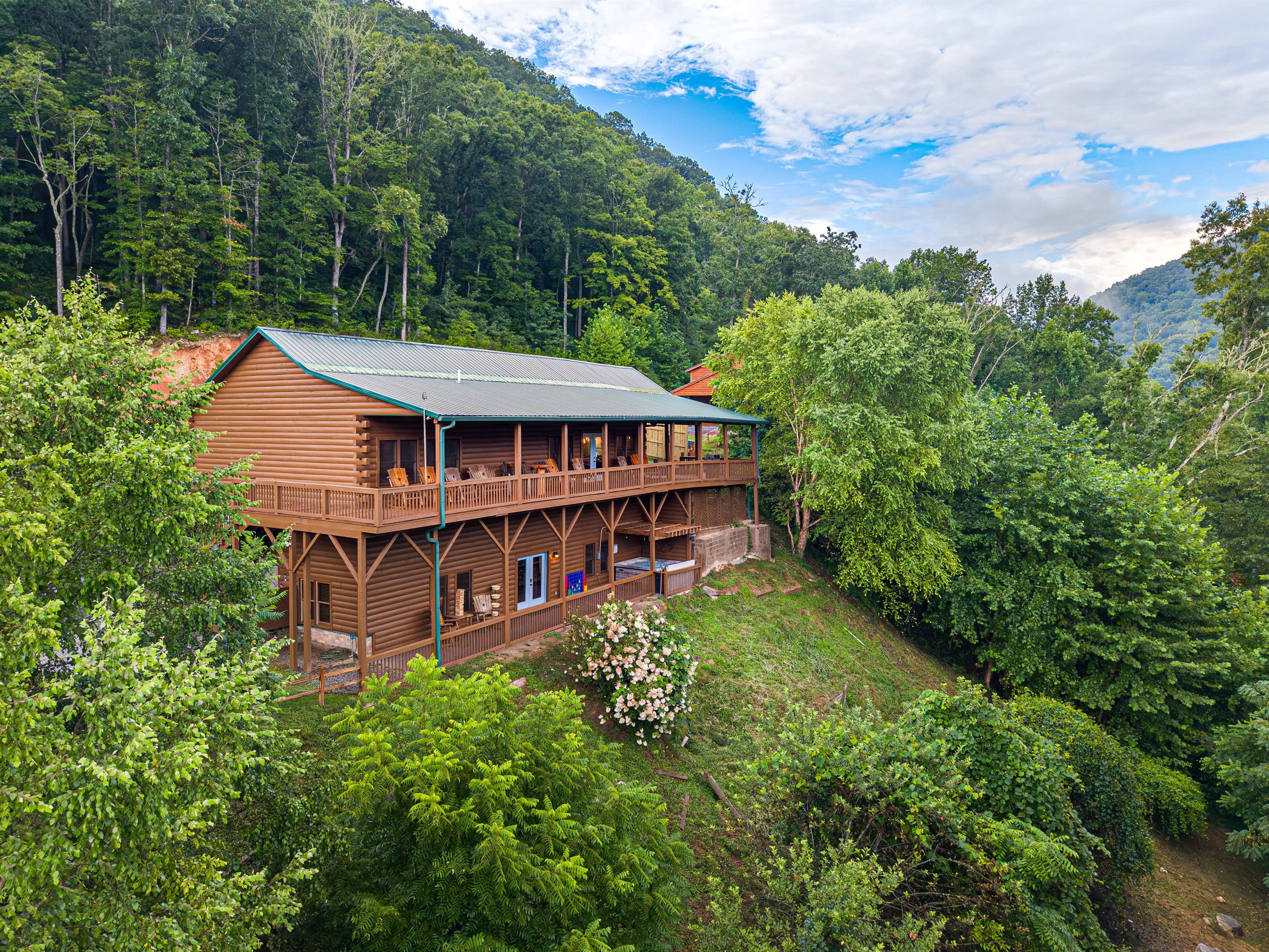 Expansive Mountain Retreat: Plenty of room for your group to relax and enjoy the stunning scenery.