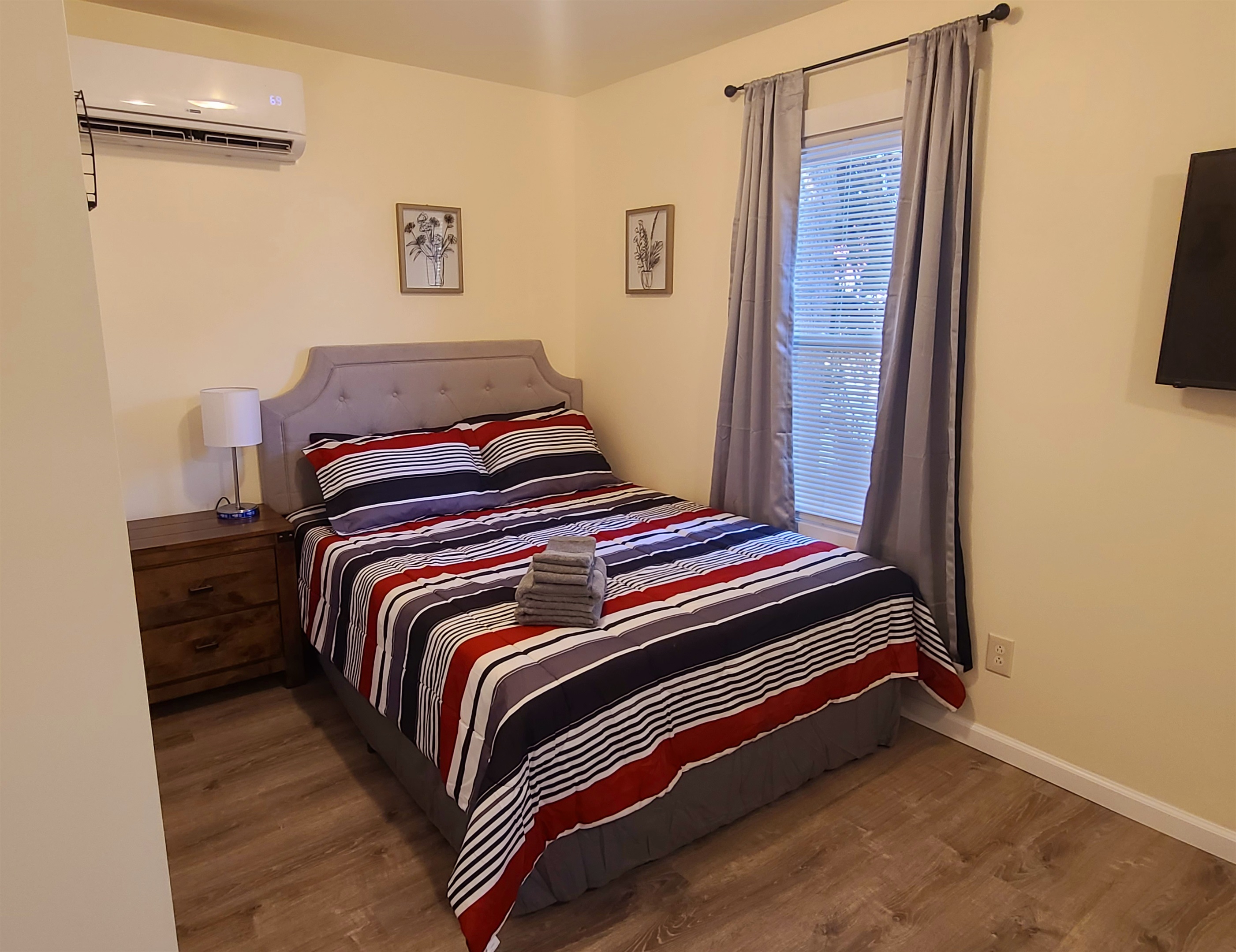 Queen bedroom #1 with SmartTV