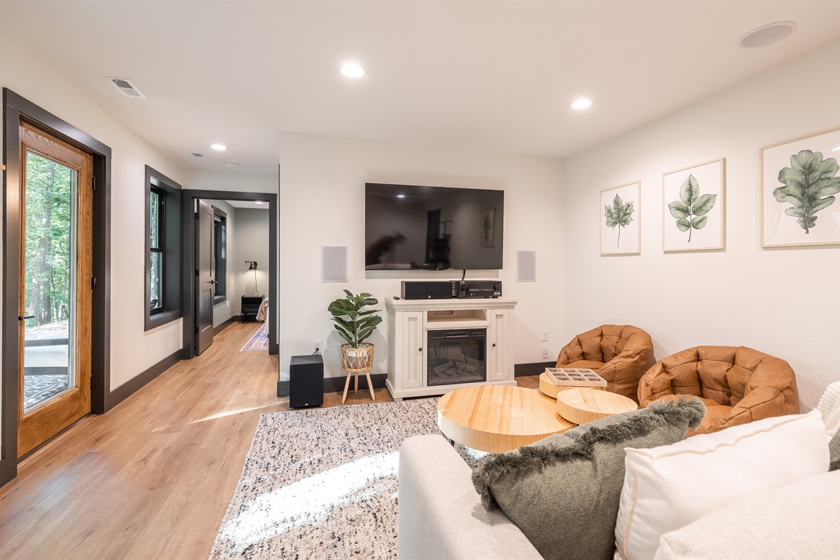 Cozy media room w/pullout sofa