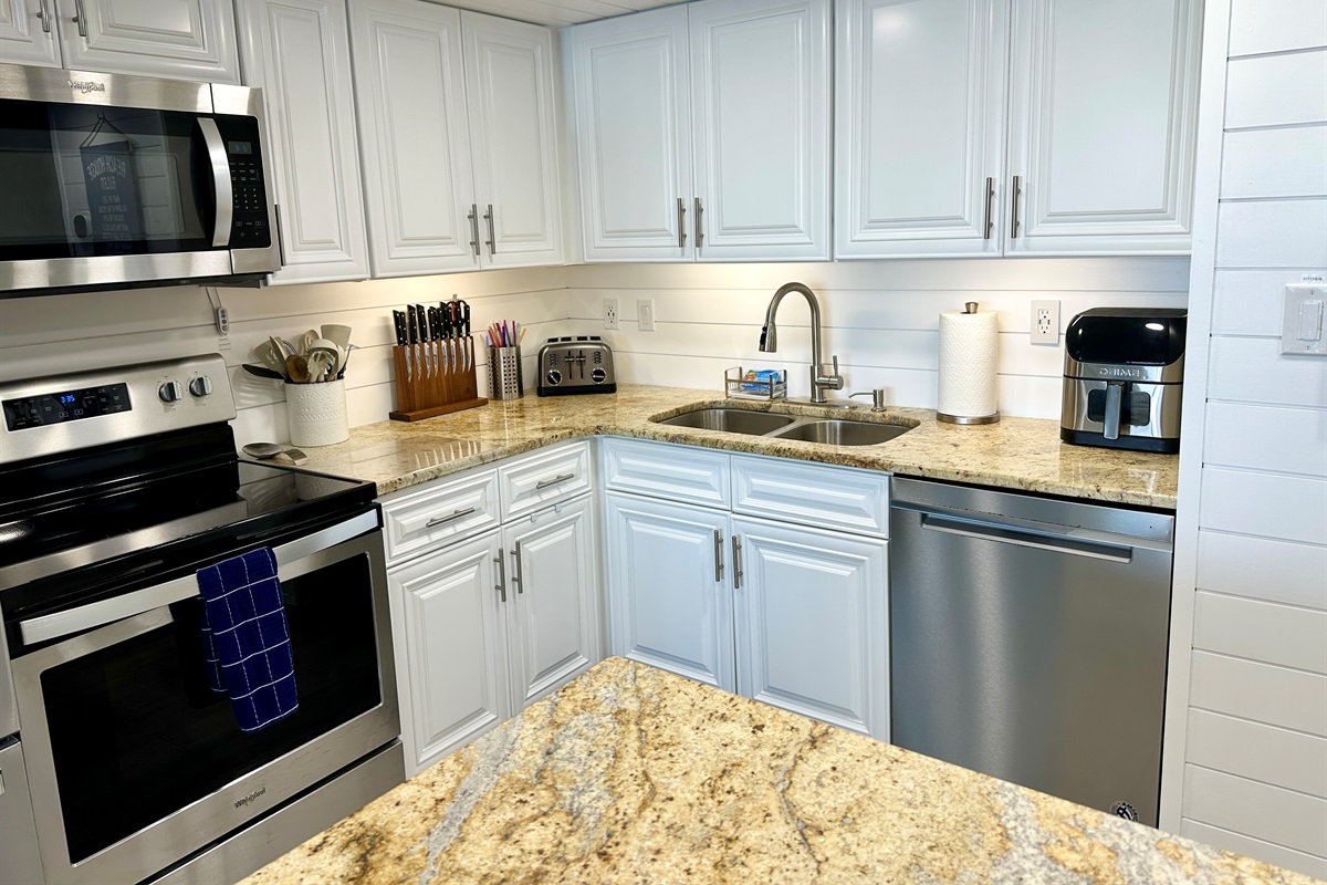 Stainless appliances, granite counters, pristine!