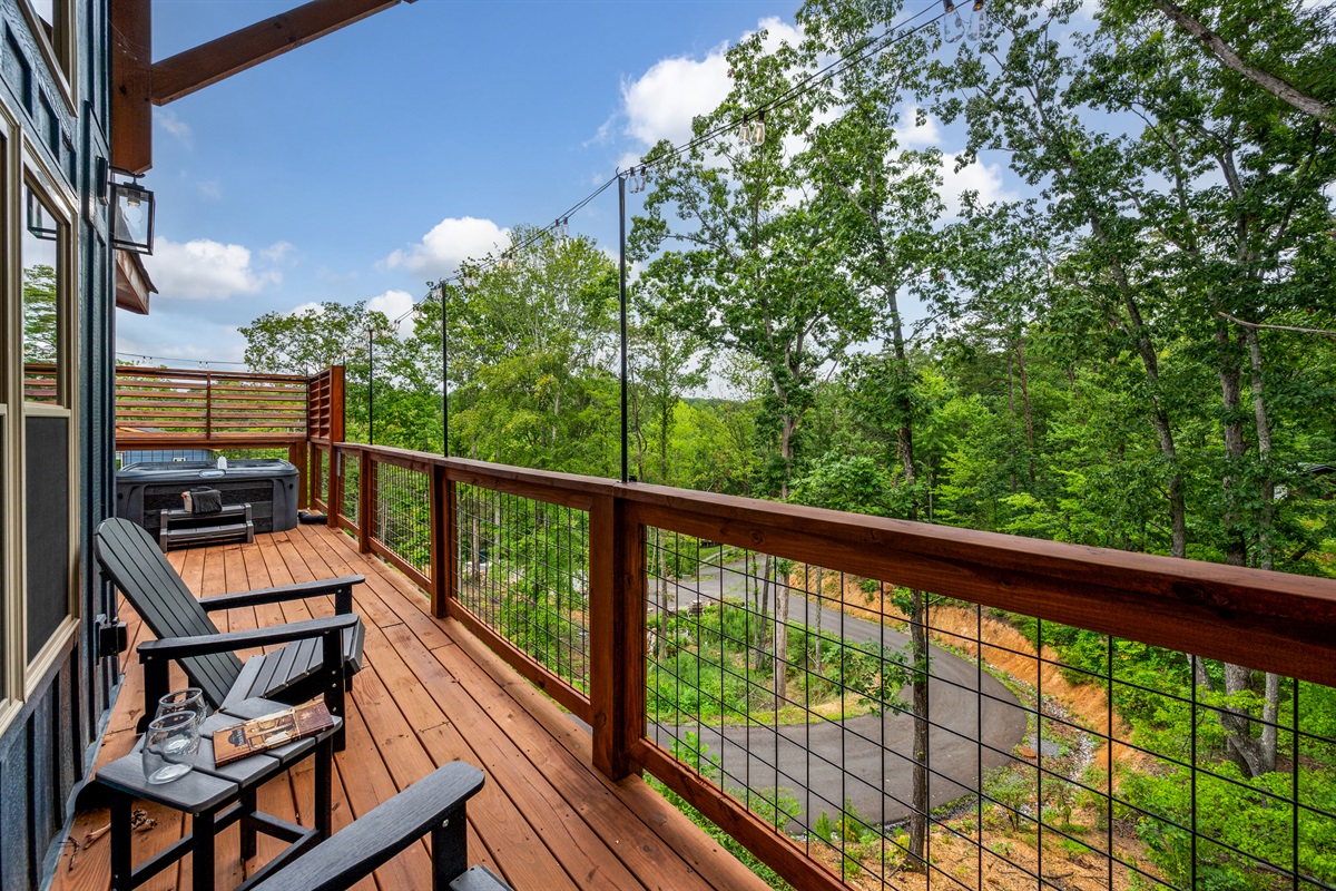 Escape to the balcony! You'll love sit out back and enjoy the sound of the birds. Enjoy the whistle of the Dolly train and the coasters. Or maybe you'll enjoy catching glimpses of the fireworks from Dollywood? Yup, you're that close!