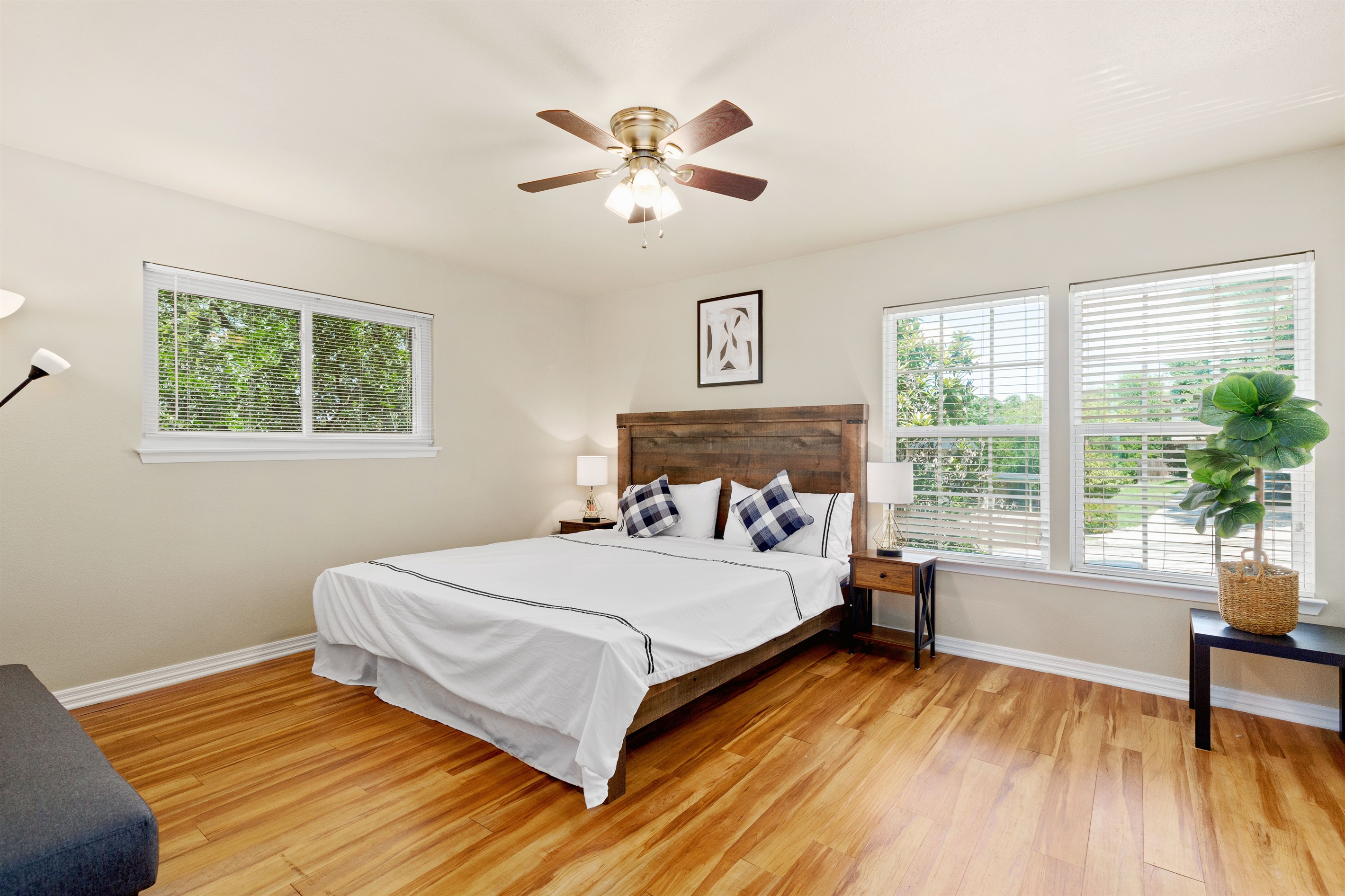 40% Monthly Discount Beautiful 4 BRs, Central, Covered Patio, Cozy Desi 4