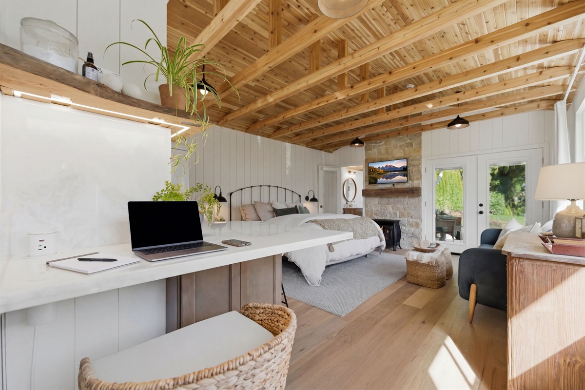 Need to answer a few emails between lake walks? Little Leaf offers fast WiFi, generous workspace, and a bright, inspiring setting that makes work feel far less like work.