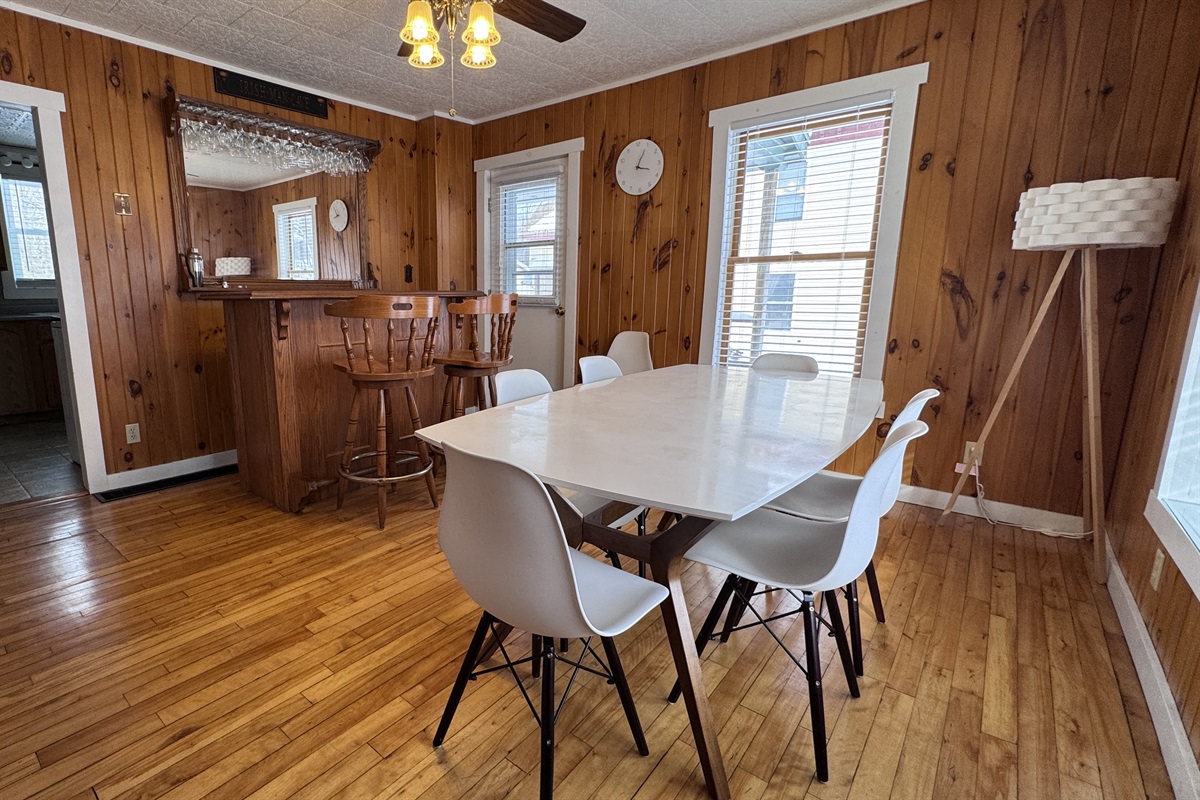 Dining room that seats 6