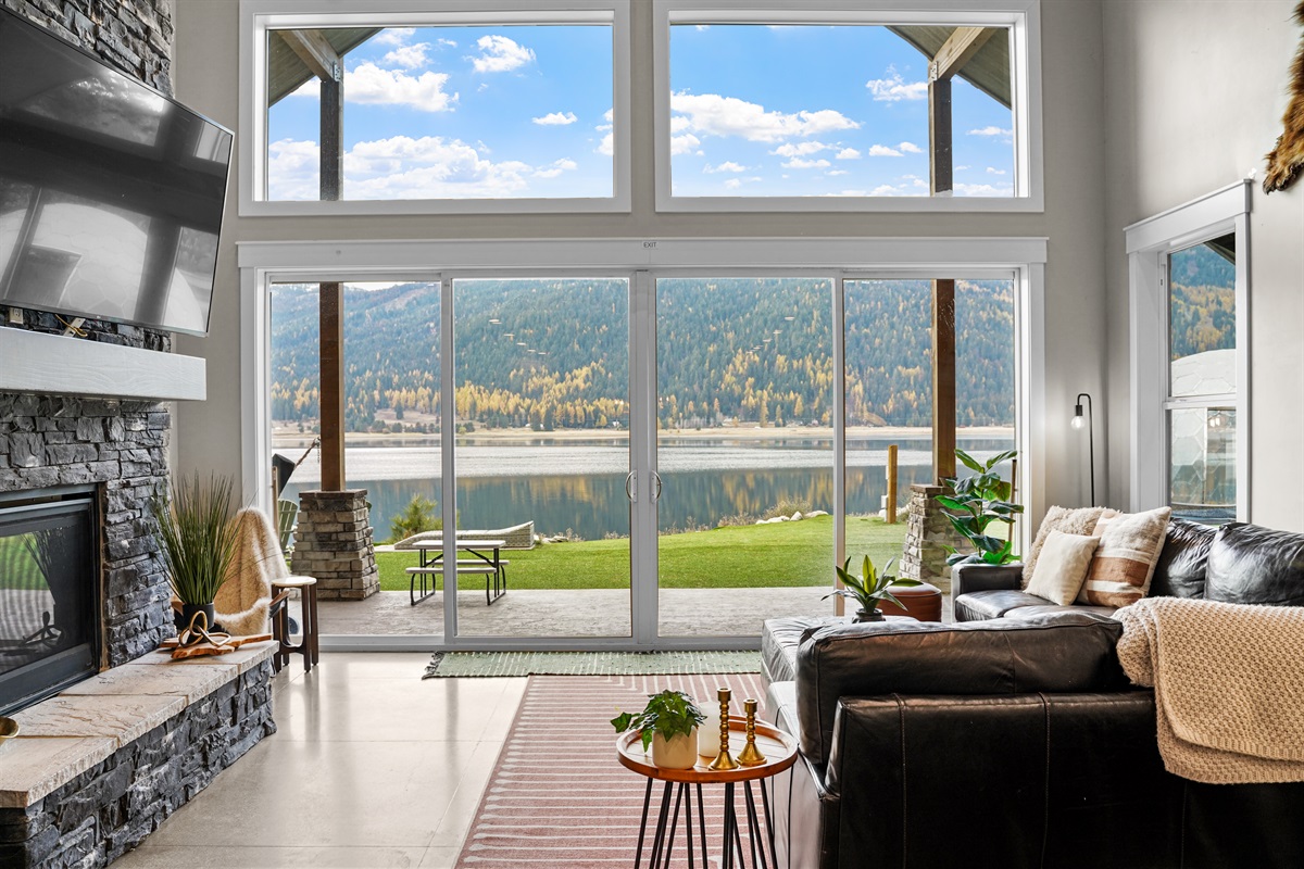 Nature's masterpiece: Unobstructed scenery from the cozy sofa.