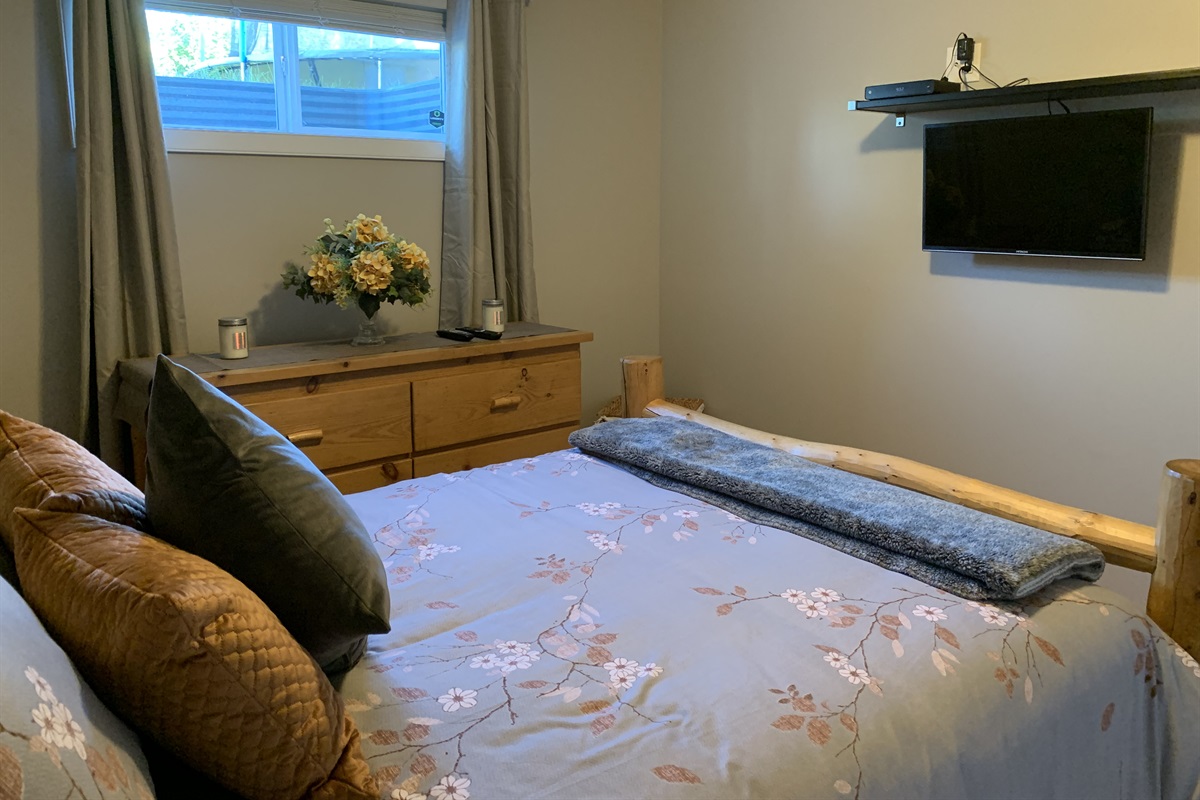 FIREFLY SUITE WITH QUEEN BED
