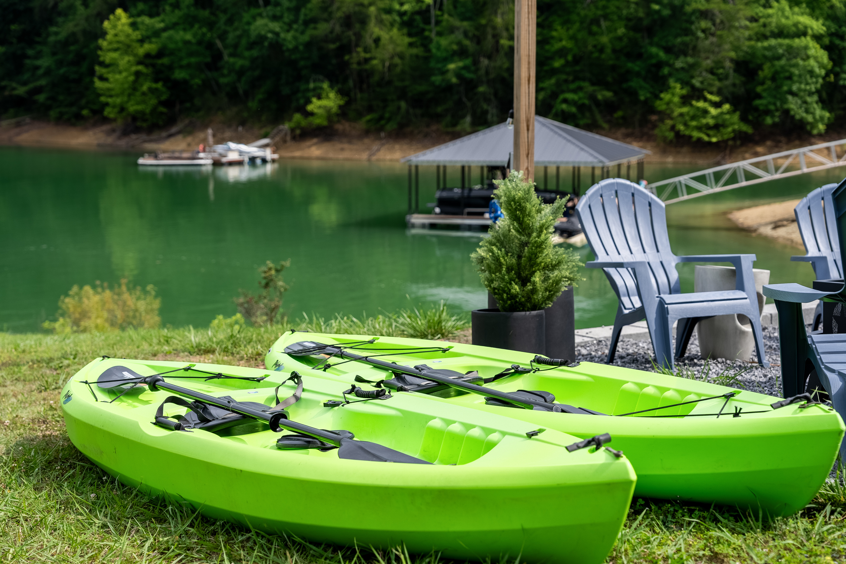 2 Kayaks included to use