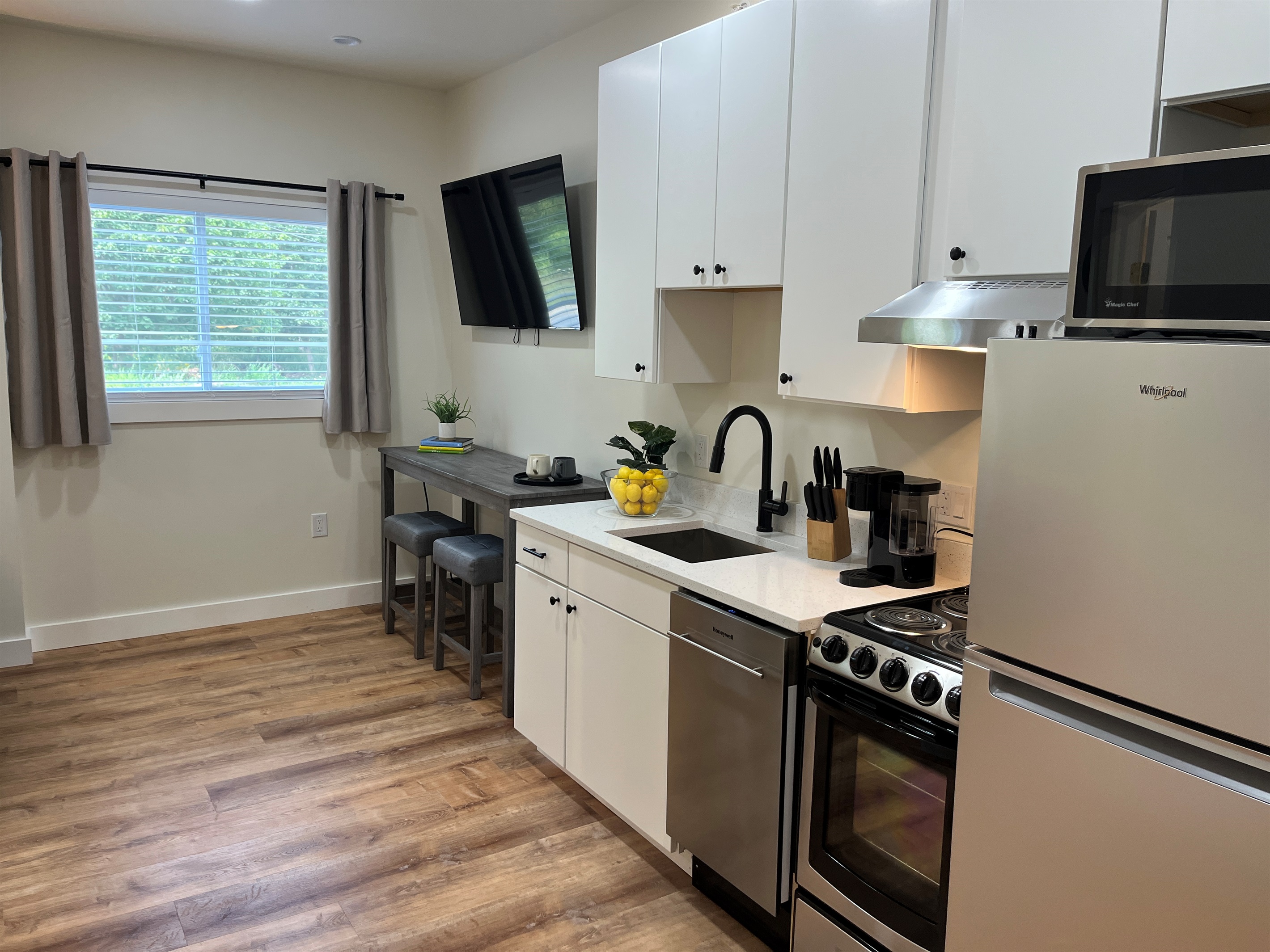 Full kitchen with dishwasher