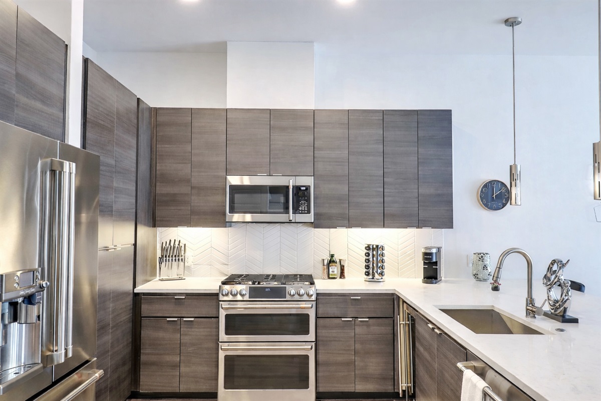 Fully equipped kitchen with fridge, stove, oven, microwave, dishwasher, coffee maker, and basic cookware—perfect for easy, everyday meals.