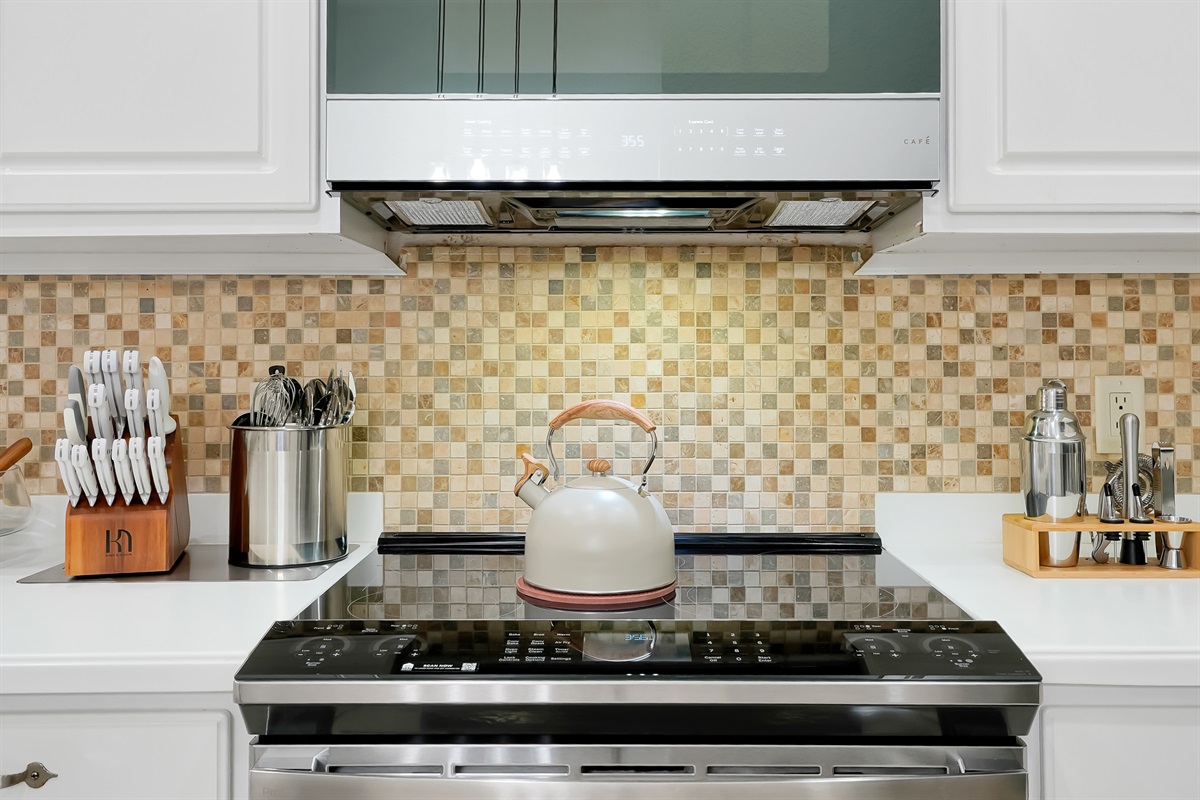Kitchen, fully equipped with modern appliances