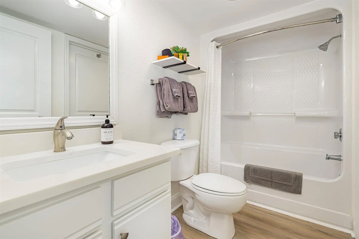 2nd Bathroom with tub/Shower