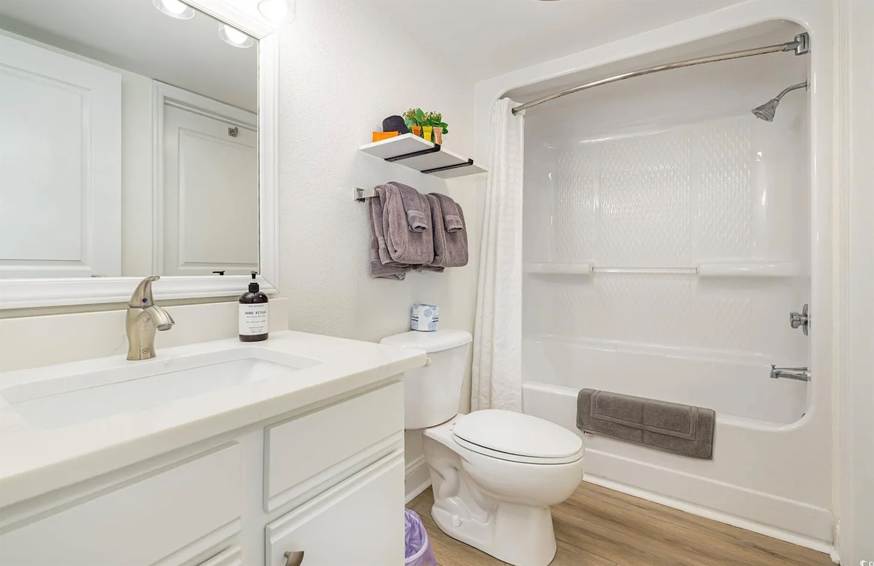 2nd Bathroom with tub/Shower