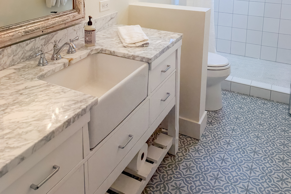 Light and warming guest bathroom