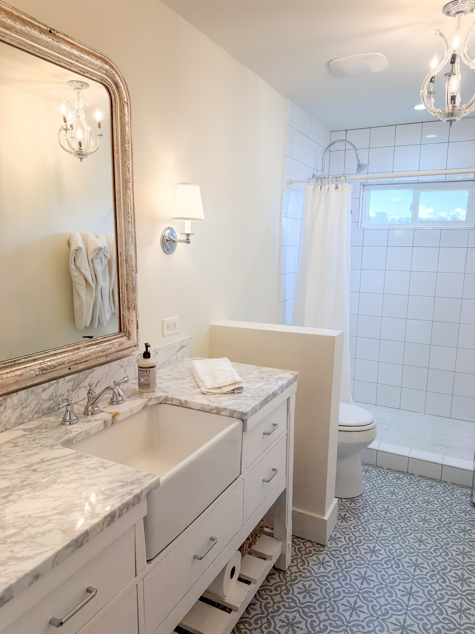 Light and warming guest bathroom