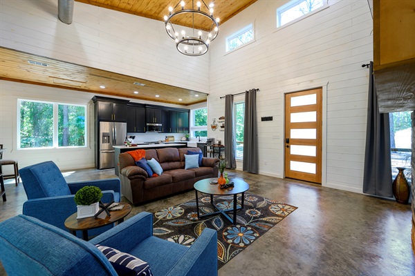 Open-concept living | Modern cabin kitchen | Hochatown getaway | Couples & family retreat
