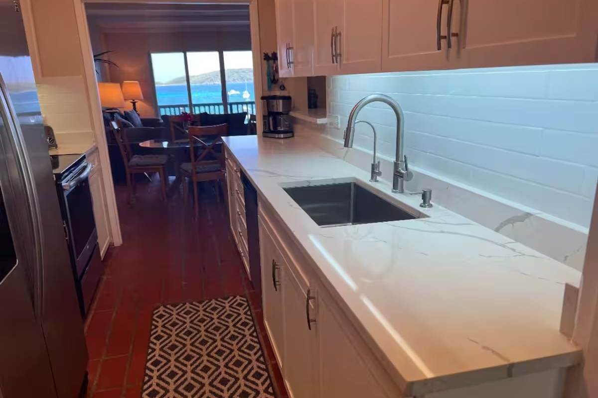 Modern kitchen offering convenience and plenty of workspace.