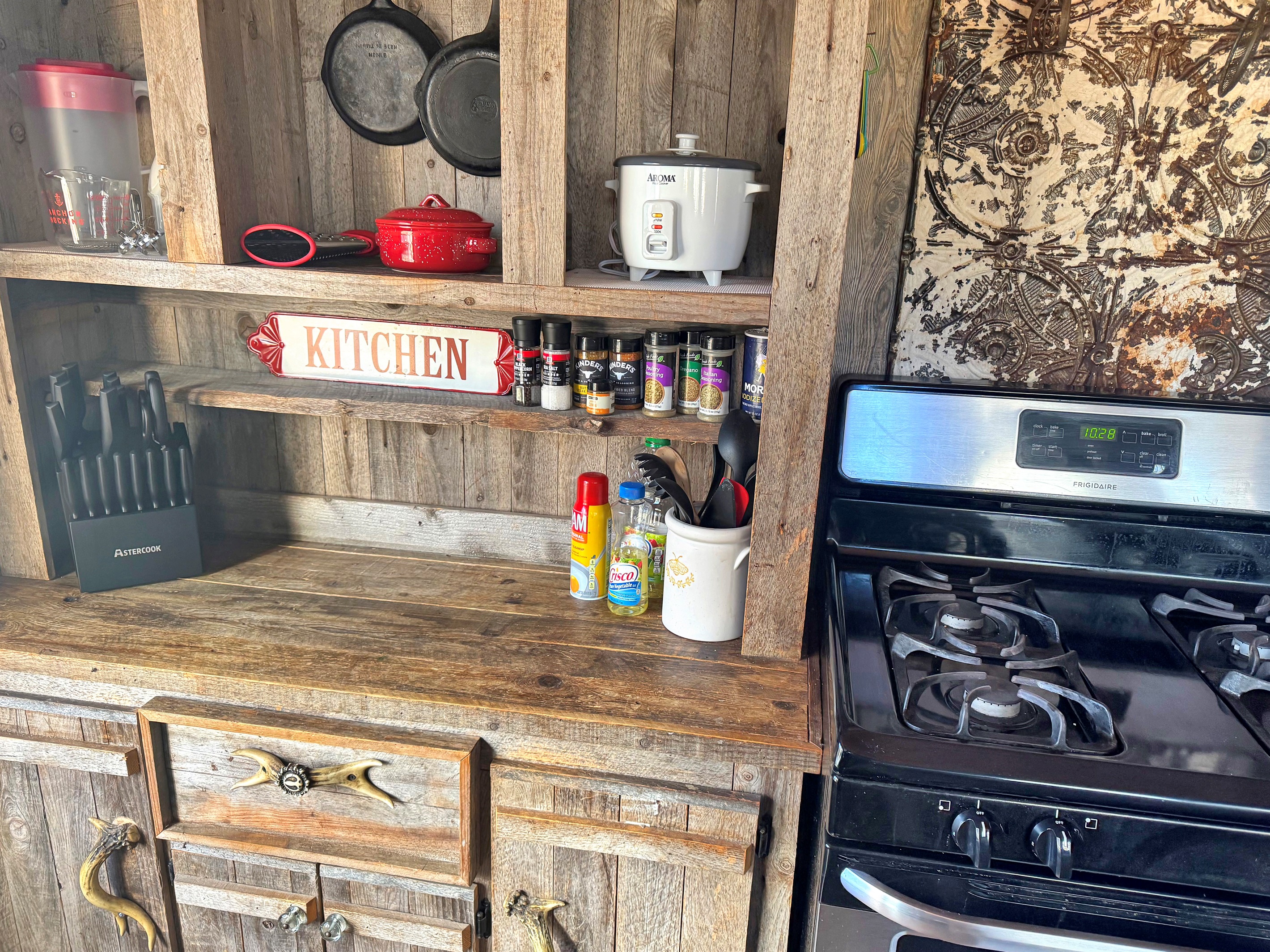 Gas stove for the chef, dishwasher for everyone else.