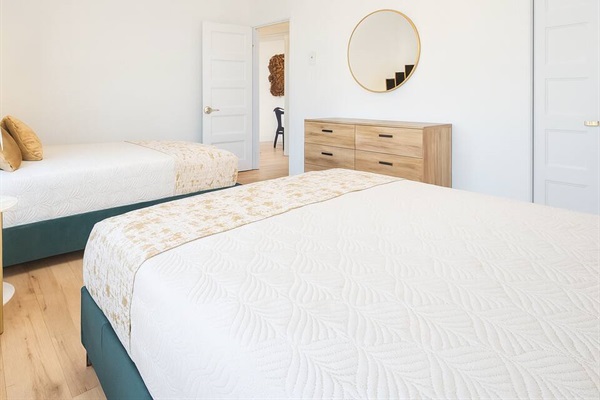 Chambre #3 avec 2 confortable lits Queens :)

Commode et placard pour ranger vos effets personnels.