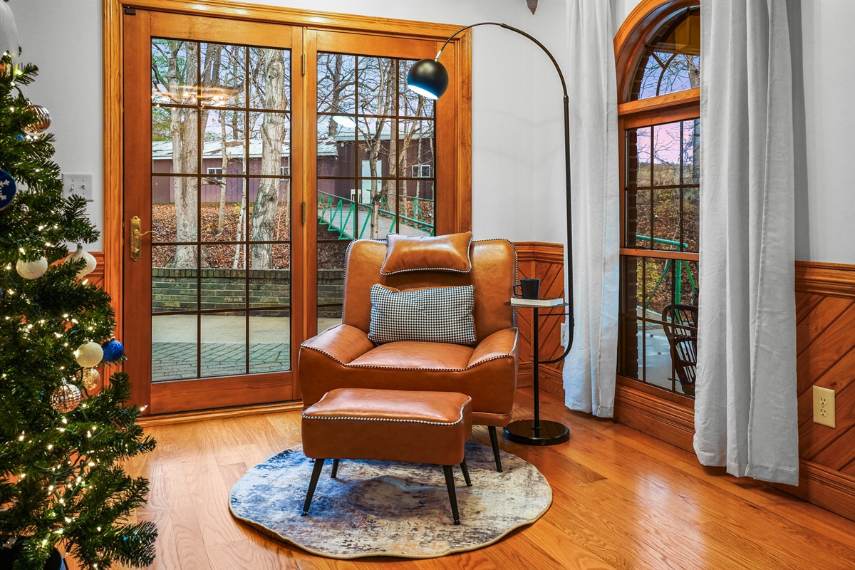 Discover serenity in our spacious living room with a cozy reading nook. Your perfect retreat awaits. 🛋️📖🔥