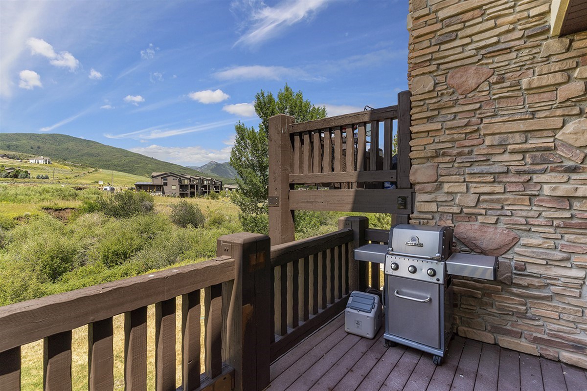 Dine al fresco on your private deck, complete with a premium grill and sweeping mountain views—perfect for unforgettable evenings under open skies.