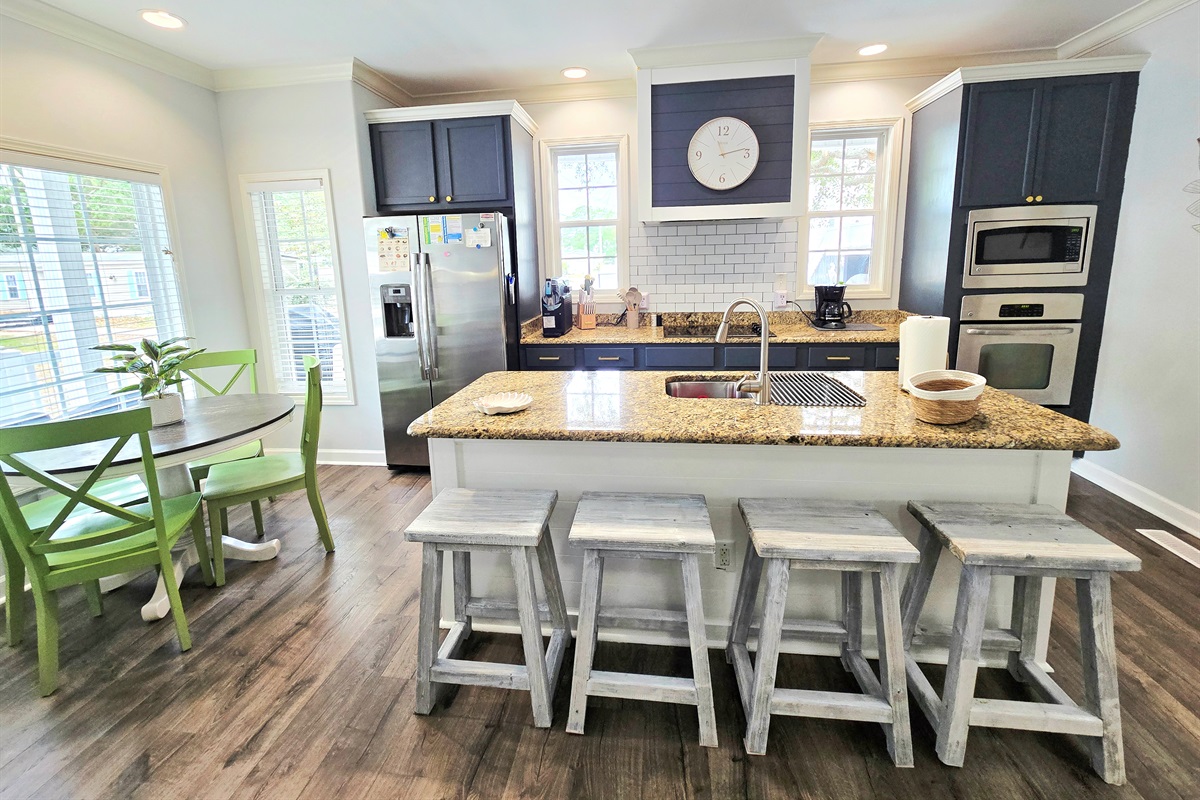 Full Eat-in Kitchen w/ Island