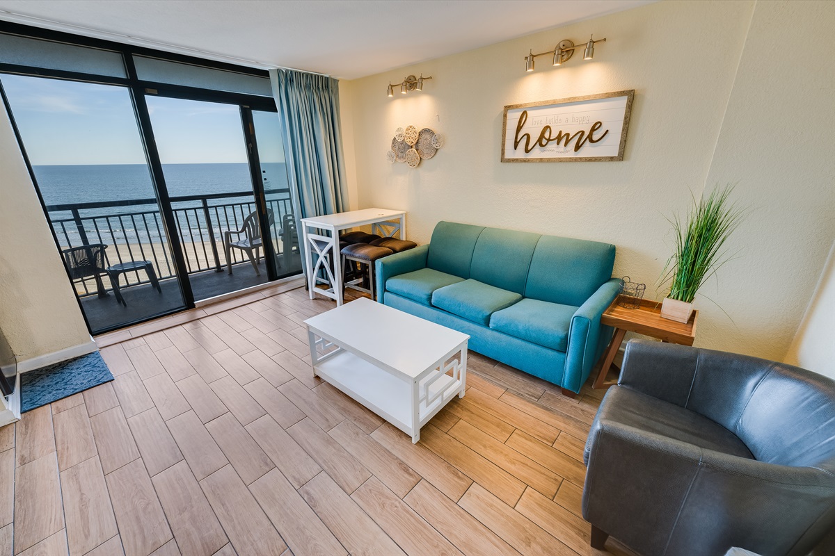 Living Room with Stunning Views🌊☀️