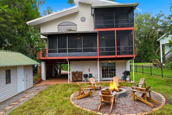 Manatee Lodge backyard