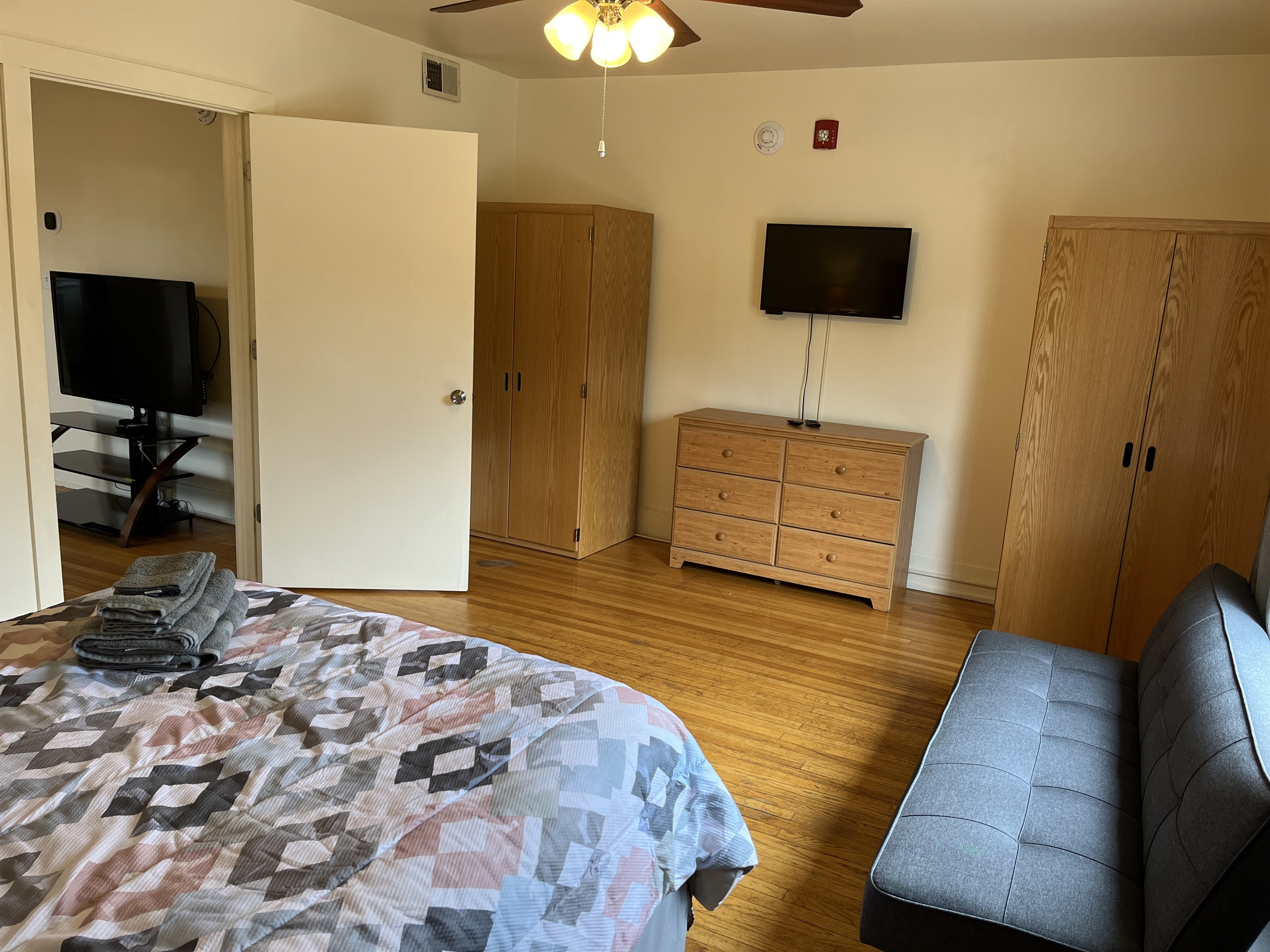 Queen bedroom 1