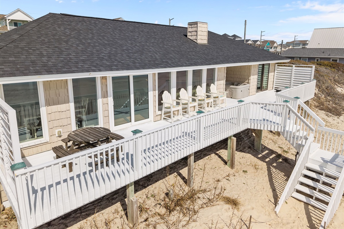 Views, seating, dining and hottub