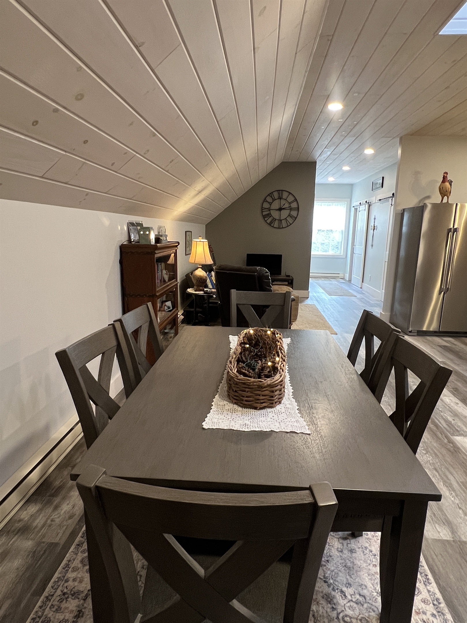 Horse Haven main dining area with seating for 6.