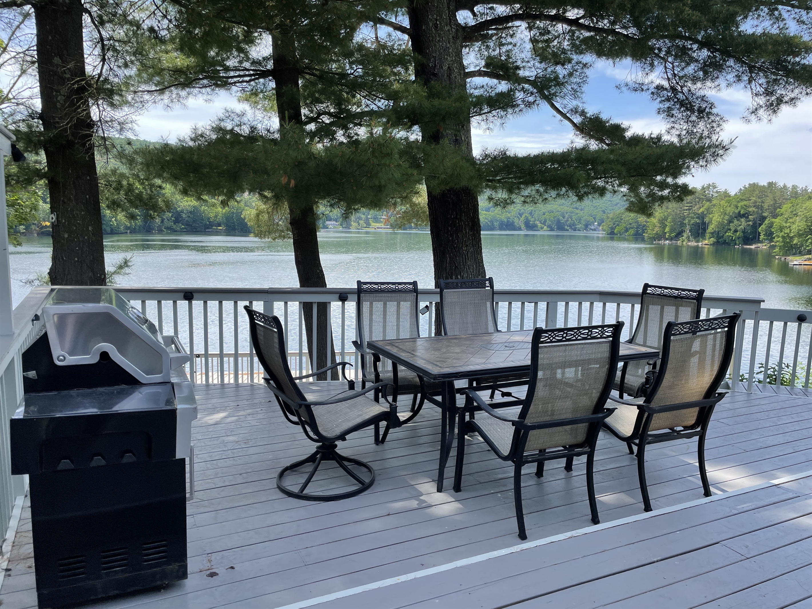Upper deck with gas grill