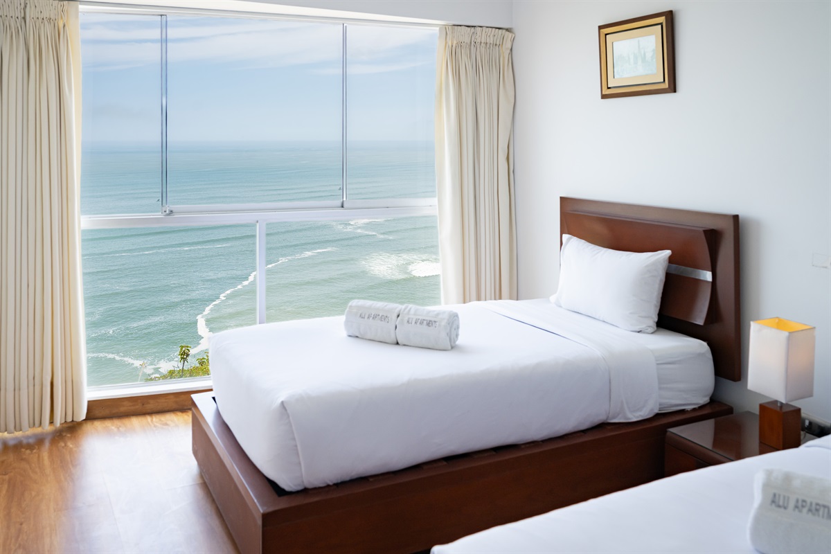 Ideal for friends or siblings — stylish and comfortable with front-facing sea view  /  Ideal para amigos o hermanos — con estilo, cómoda y con vista al mar