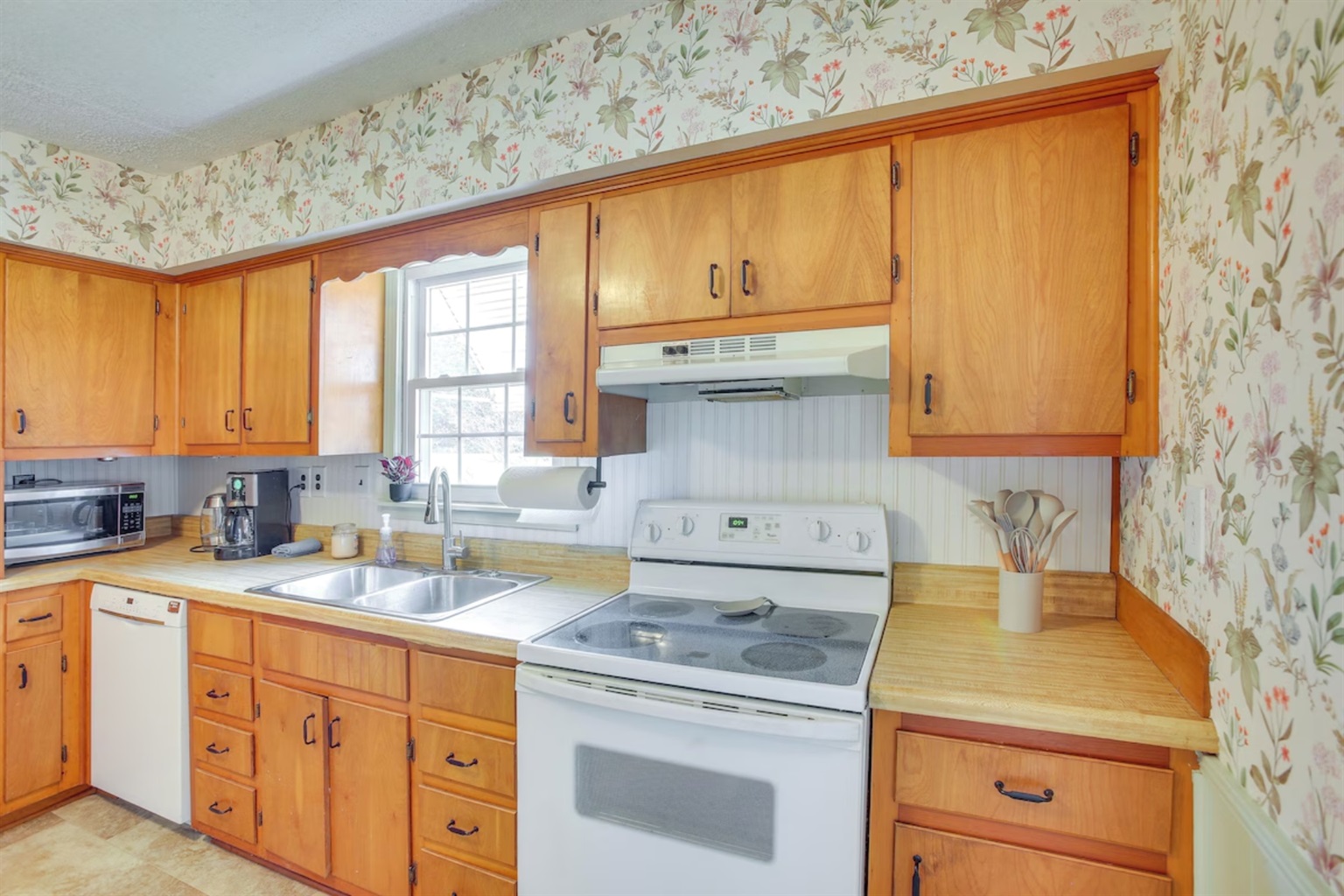 Full kitchen with all appliances