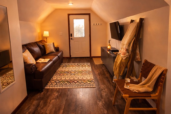 Cove-Out Cottage Upstairs Living