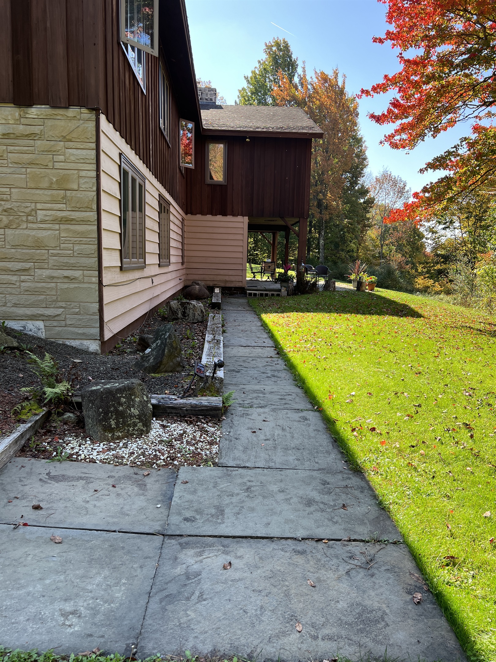 Pathway leading to Sunset Ridge entrance