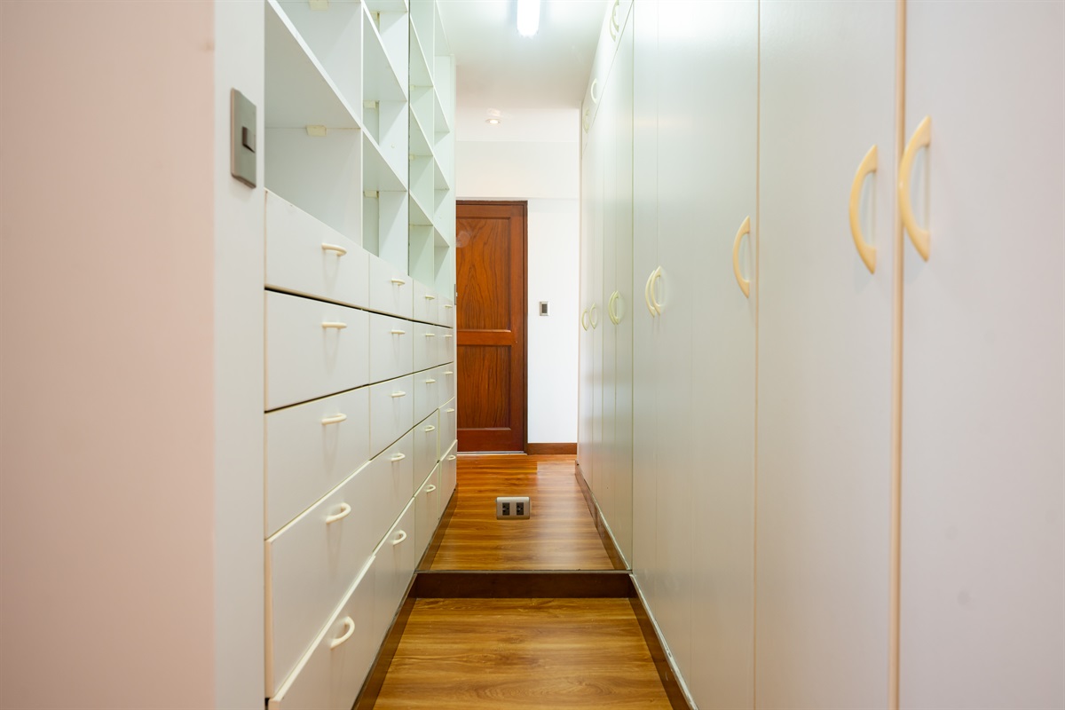 Spacious walk-in closet in the master bedroom — perfect for organizing your stay  /  Amplio walk-in closet en el dormitorio principal — ideal para mantener todo en orden durante tu estadía