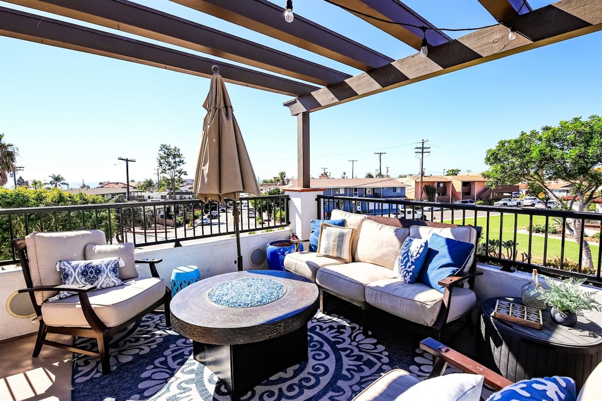 Sit with family and friends in comfy outdoor furniture enjoying a gas firepit.  Cook S'mores with the kids or enjoy a drink with your sweetheart :)