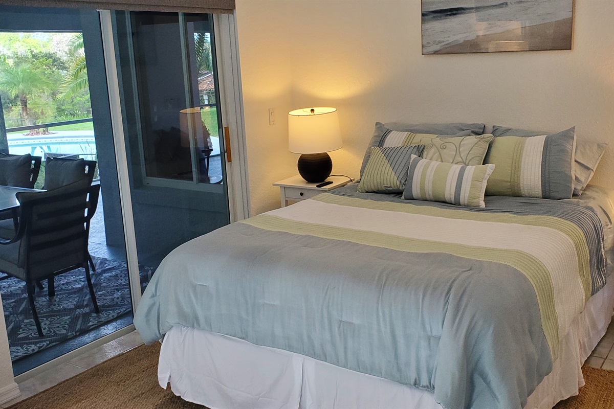 Master Queen bedroom with access to lanai