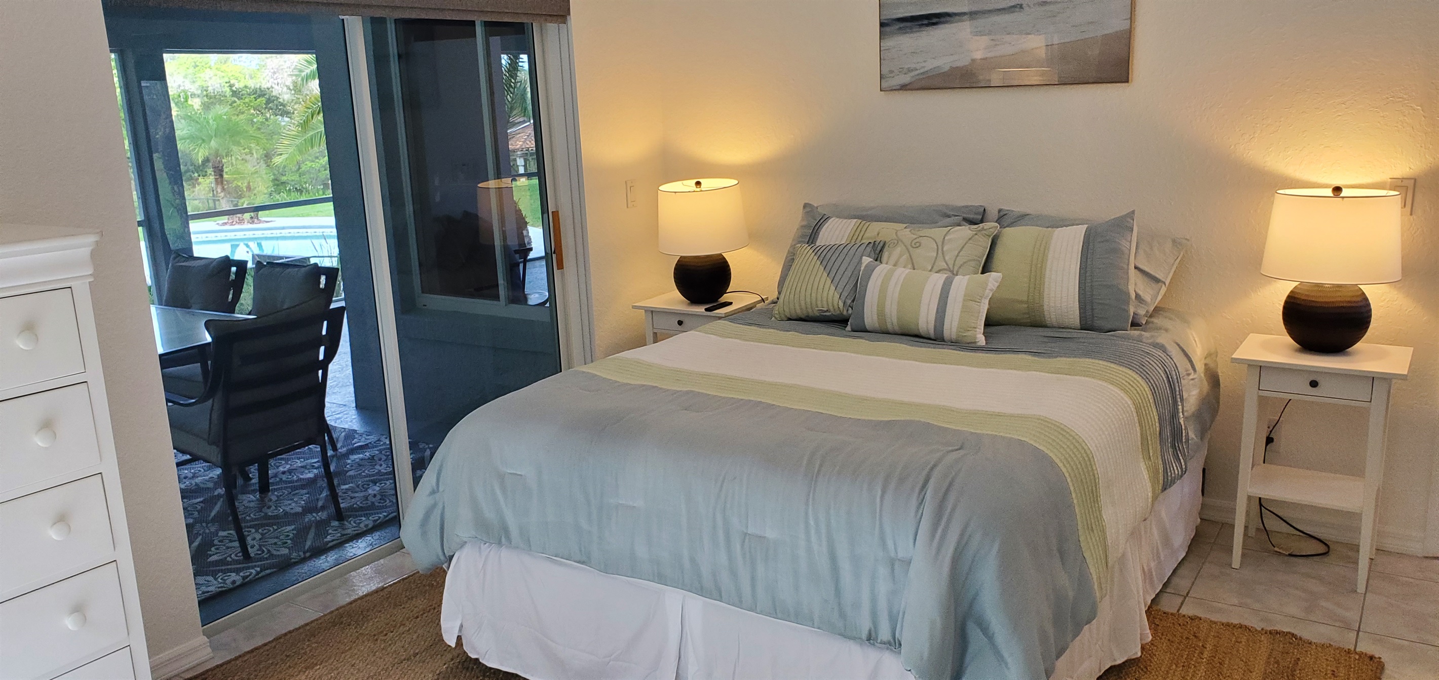 Master Queen bedroom with access to lanai