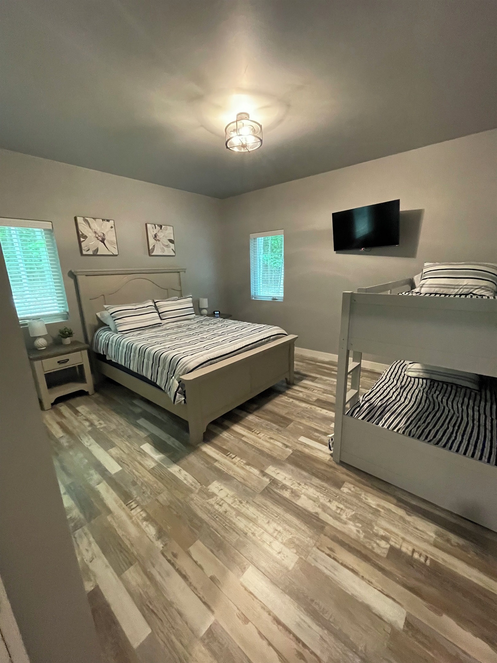 House 2 - bedroom 3 with queen bed and twin bunk beds