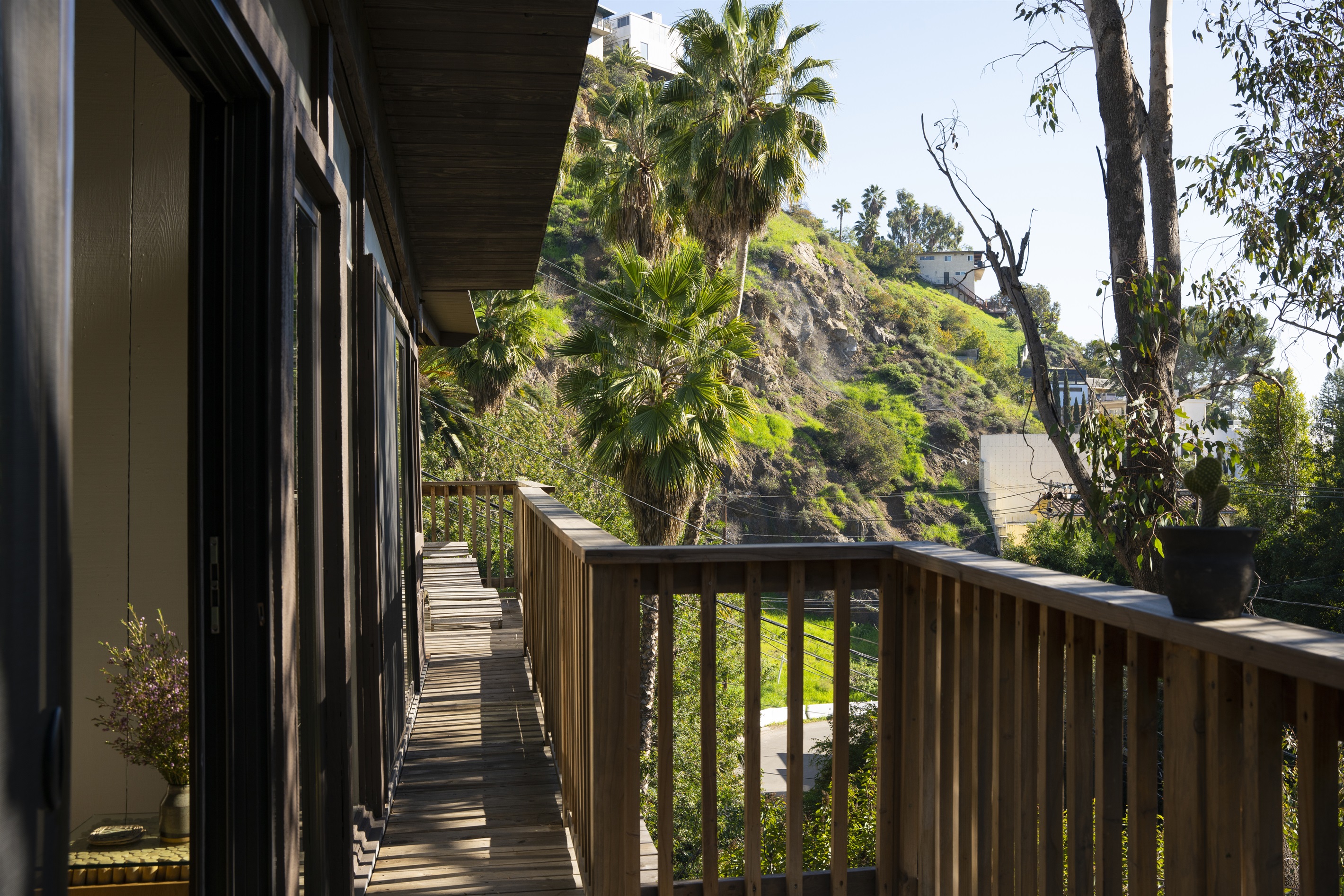 "Open-air Nostalgia: Soak in the Atmosphere on your Rehabilitated Balcony"