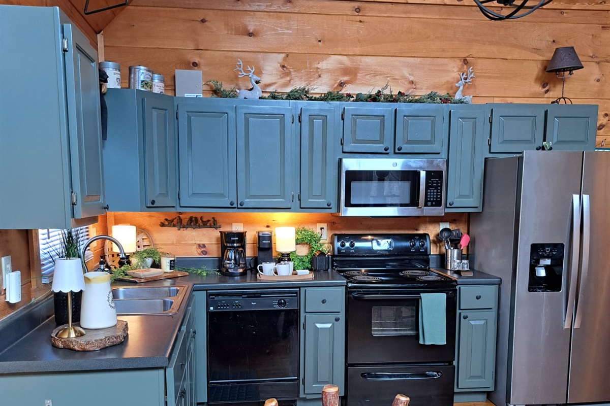 Picture you and your family waking up in the mountains and cooking in the gorgeous kitchen. Food tastes better in the mountain air!