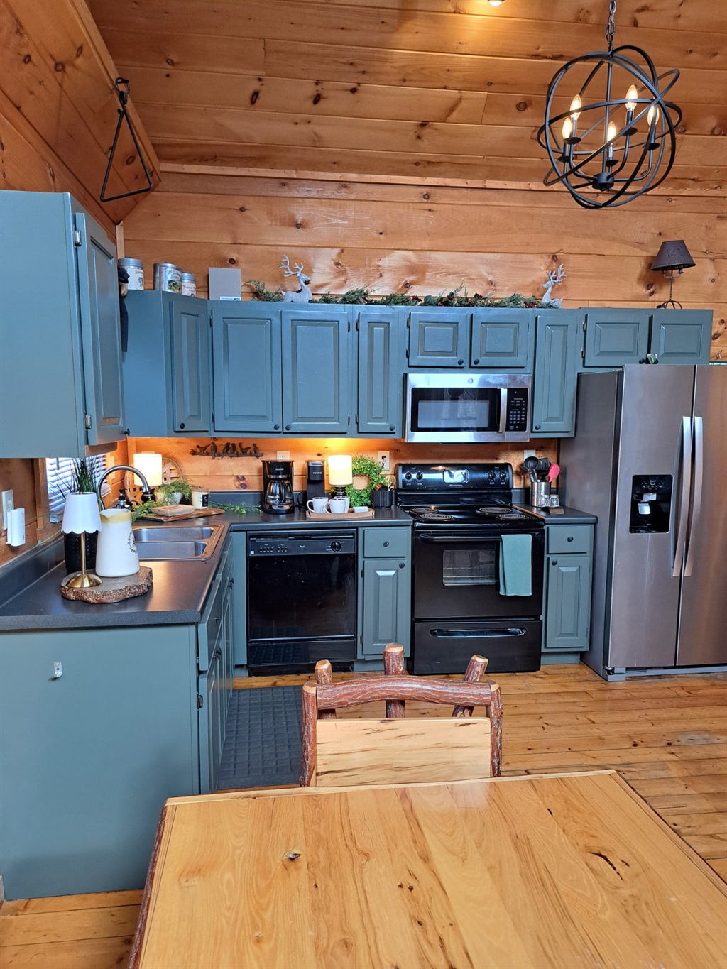 Picture you and your family waking up in the mountains and cooking in the gorgeous kitchen. Food tastes better in the mountain air!