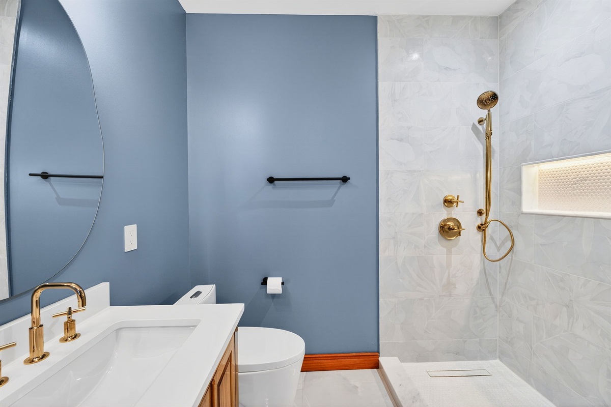 Ensuite Bath 4 | Rosewood Retreat | 2605 Palm Blvd, Isle of Palms, SC | IOP Escapes