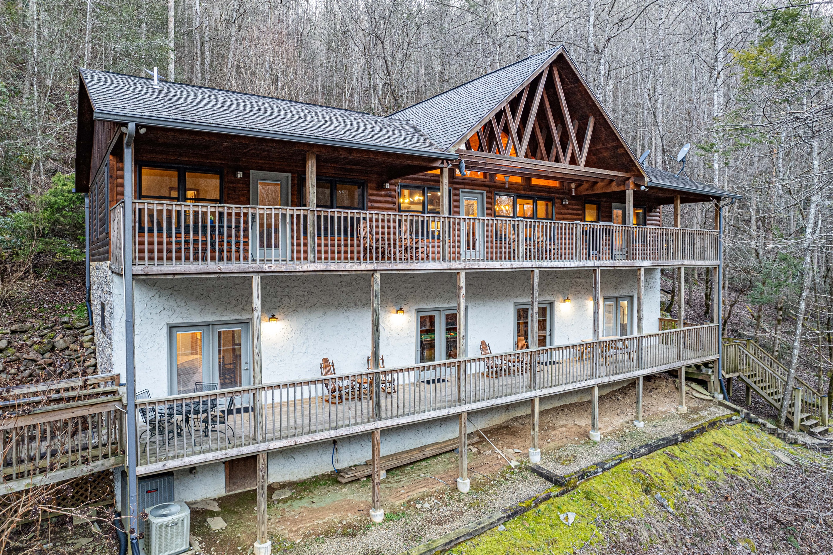 You’d never guess from the drive up just how spacious this 3,000 SF lodge is. Expansive decks invite al fresco dining with the river as your soundtrack, while classic rocking chairs offer the perfect spot to unwind after a day of exploring. Calming, restor