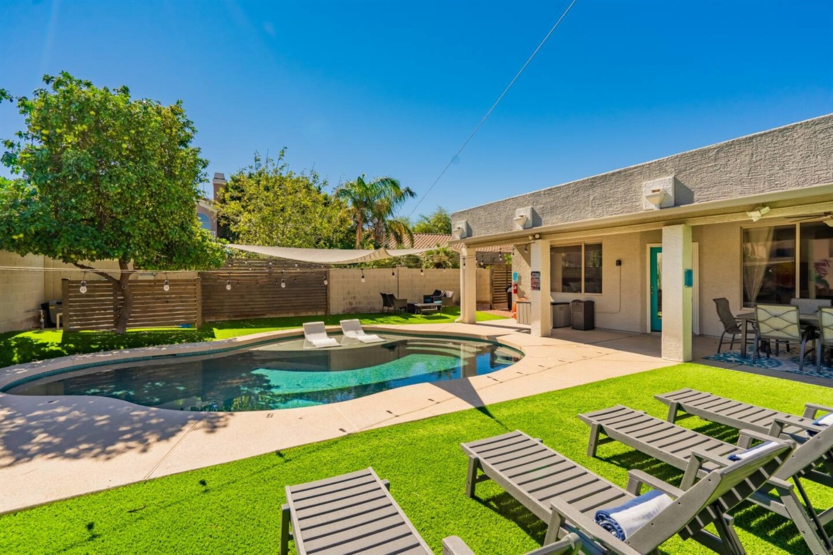 Enjoy time in the sun, dunk in the pool to cool off then head straight to the outdoor table for a delicious meal. The perfect rotation any time of day.